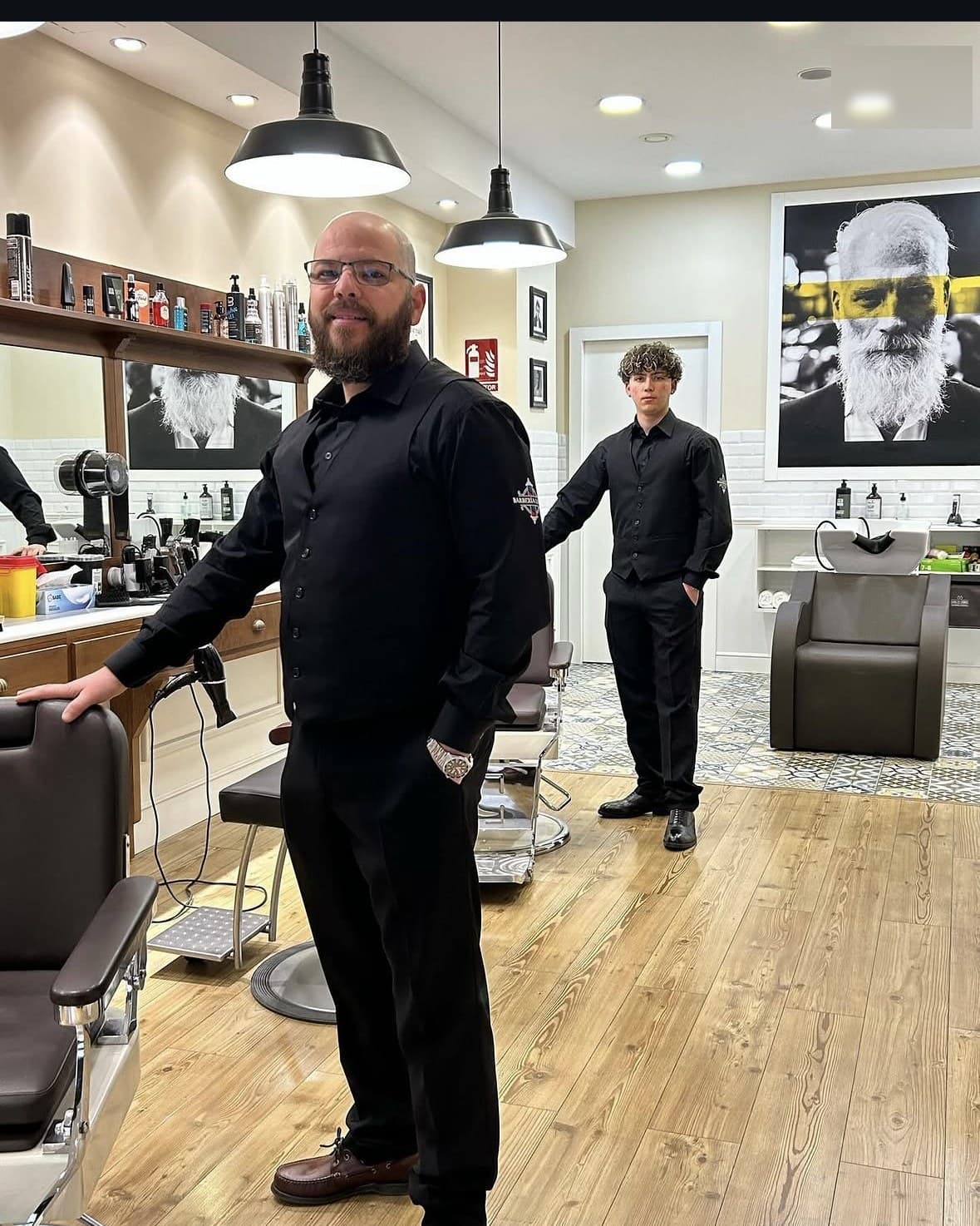 Padre e hijo trabajando en Barbería Levys